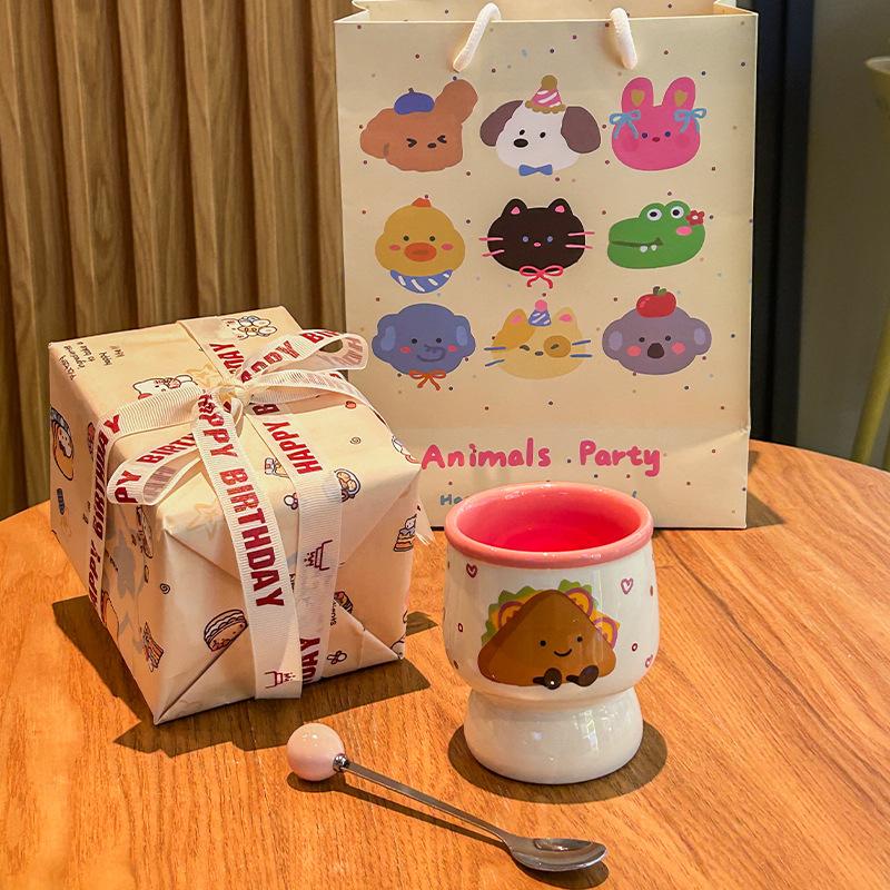 Birthday gift, girl holding a coffee cup, high-value ceramic latte cup, household drinking cup, and mug as a souvenir.