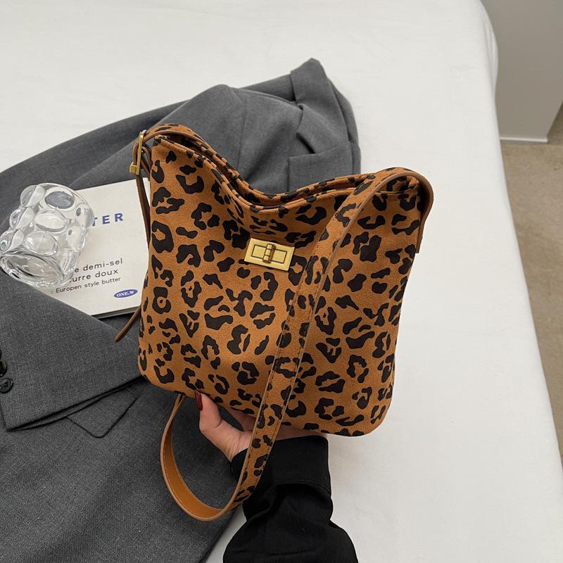 

Outer single leopard print retro small bag women s 2024 autumn and winter new shoulder bucket bag fashionable foreign versatile messenger bag