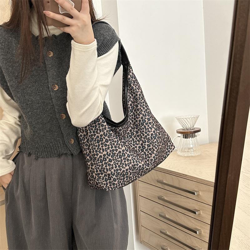 Fashionable and Trendy Large Capacity Commuting Tote Bag New Personalized Leopard Print Shoulder Bag Korean Style Niche Underarm Bag