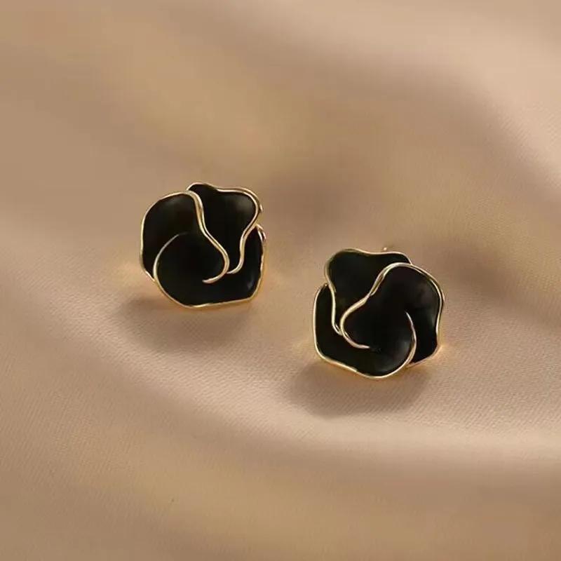 

Fashion Niche Design Temperament Unique Camellia Stud Earrings for Women Simple Metal Jewelry Gifts чёрный