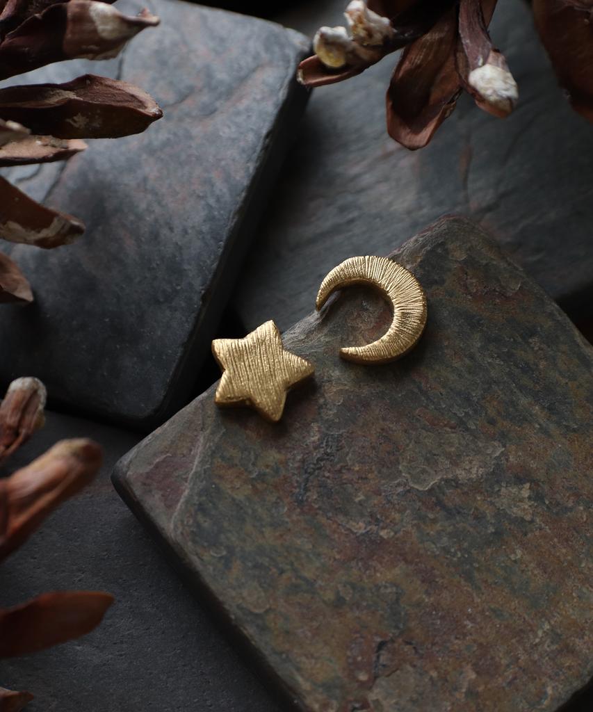 Iris Memory-Hope Texture Moon Star No. 2 Earrings-Gold White