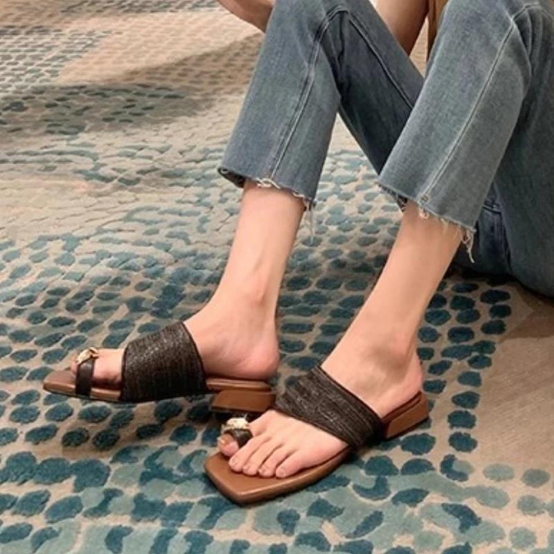Fashion Retro Weaving Low Heel Slippers Women Fashion Metal Decoration Clip Toe Flip-flops Summer Elegant Brand Designer Beach Sandals