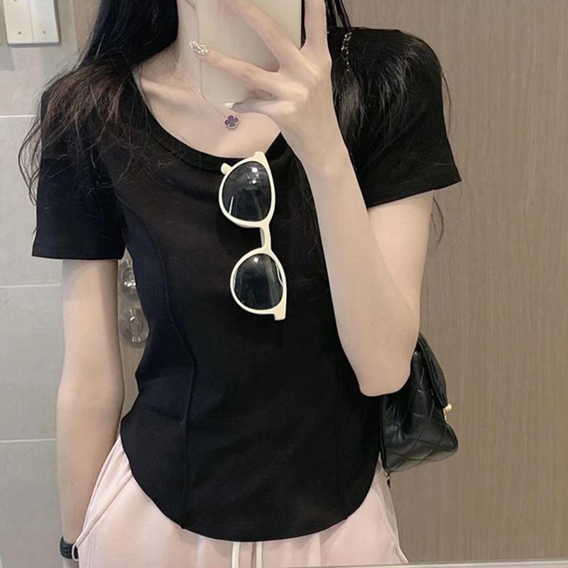 

Женская летняя футболка облегающего кроя с коротким рукавом и неровным изогнутым подолом