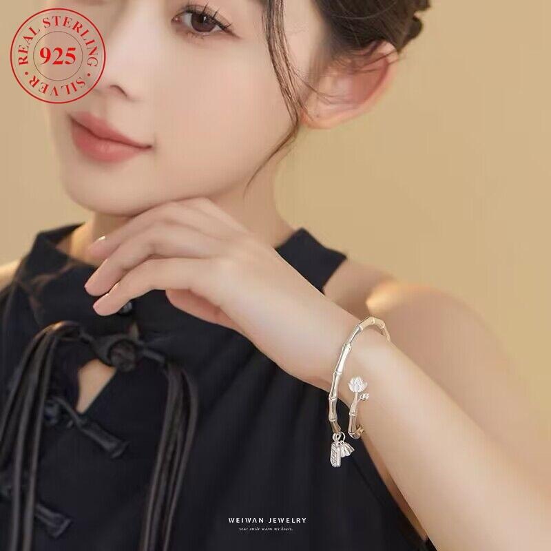 925Silver bamboo lotus bracelet is skin-friendly, hypoallergenic, safe and reliable, with a delightful niche design, a light luxury accessory