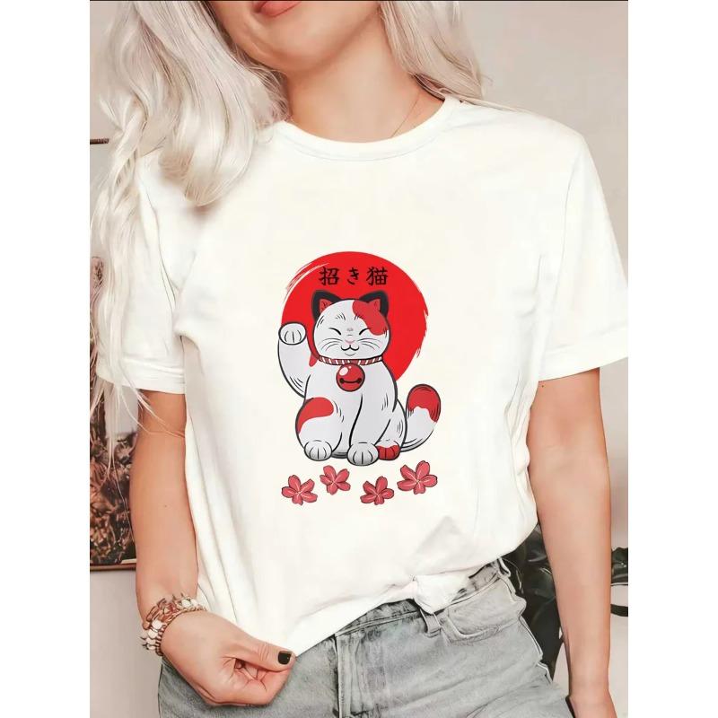 

Женская футболка оверсайз с короткими рукавами, принтом в виде текста «Maneki-neko» красного и белого цвета и декором в виде цветущей сакуры. XXXXL белый