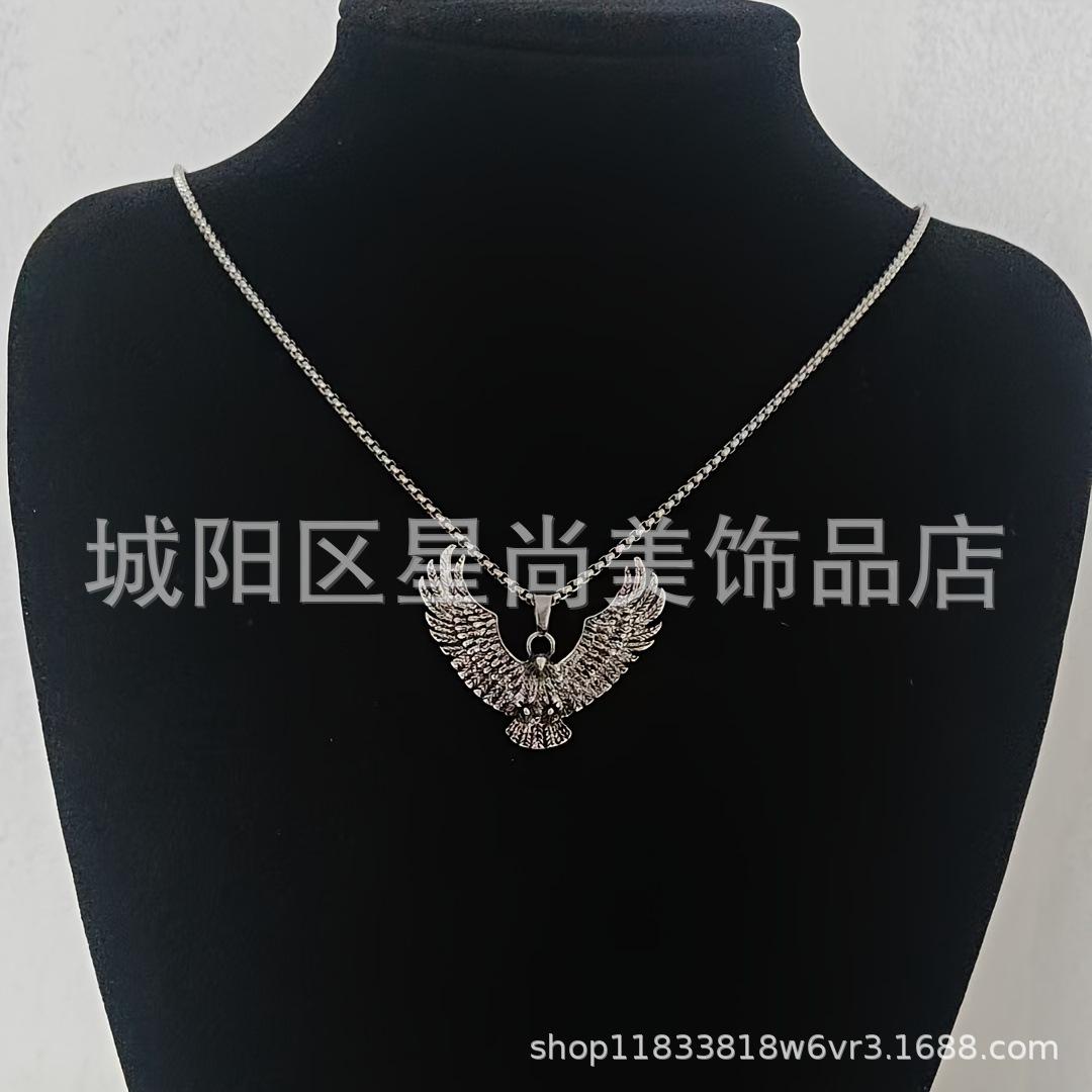 

A fashionable retro personality domineering men and women trend eagle wings pendant jewelry срібний