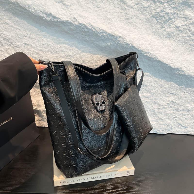 

Сумка-тоут на плечо с текстурированным тиснением и принтом черепа, вместительная, однотонная, повседневная, трендовая чёрный