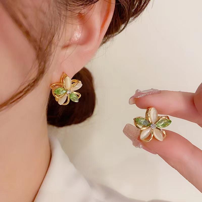 

Женские серьги с цирконом в виде свежего сладкого цветка