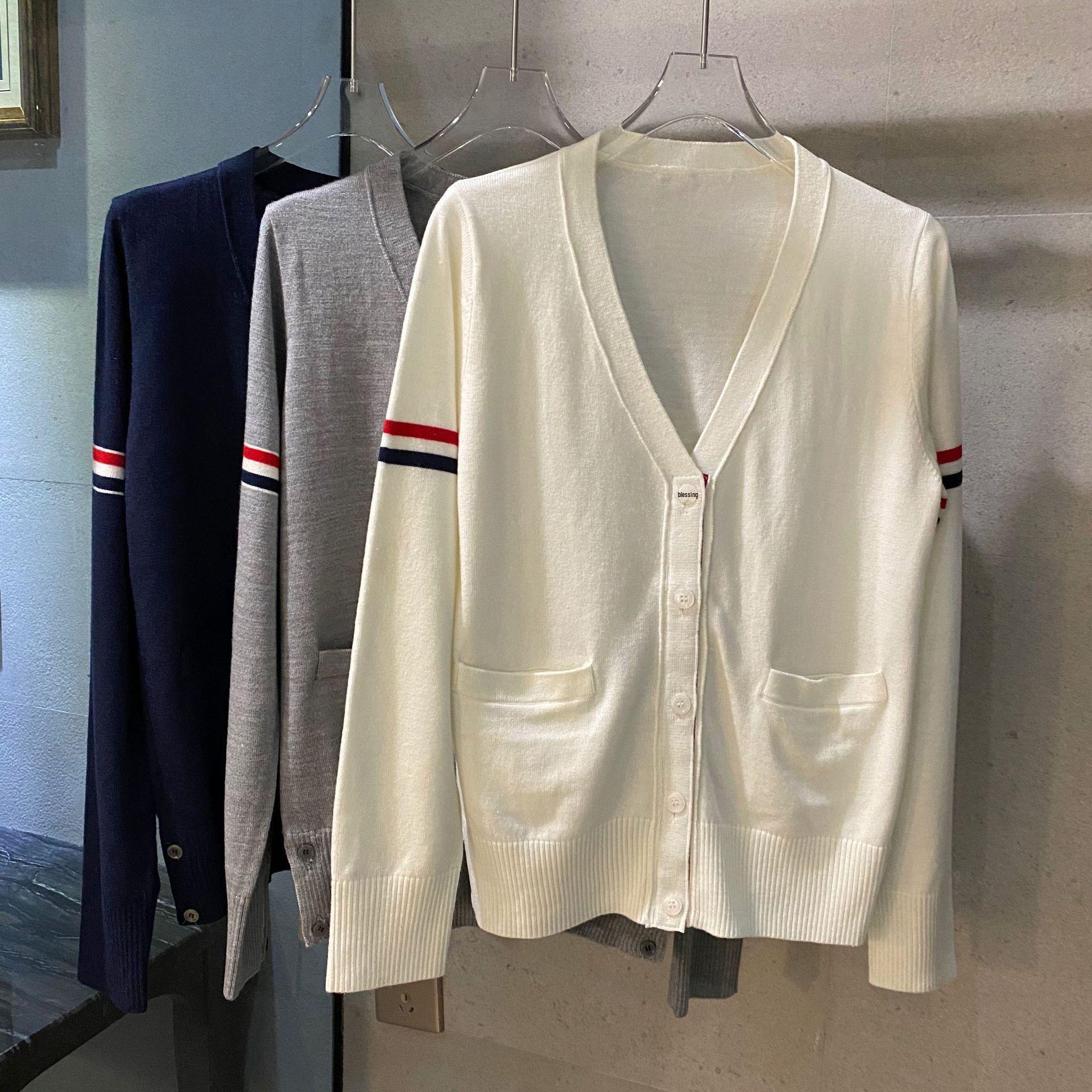 

8988TB Korean V-Neck Striped Cardigan - Loose College Style with Pockets Large білий