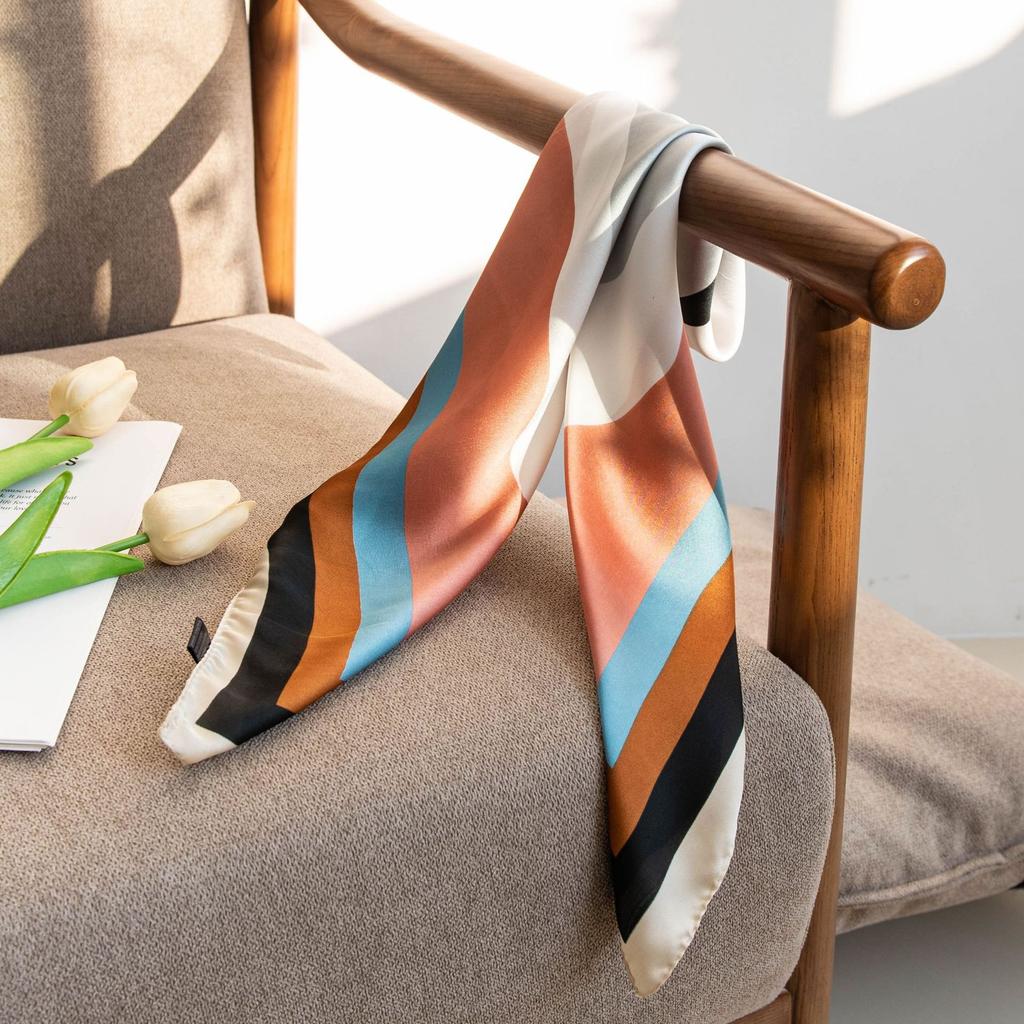 Einfaches und modisches Imitation Seidenschal Nischen Damen Pendler Schal Lässiger vielseitiger Schal Kleines quadratisches Tuch