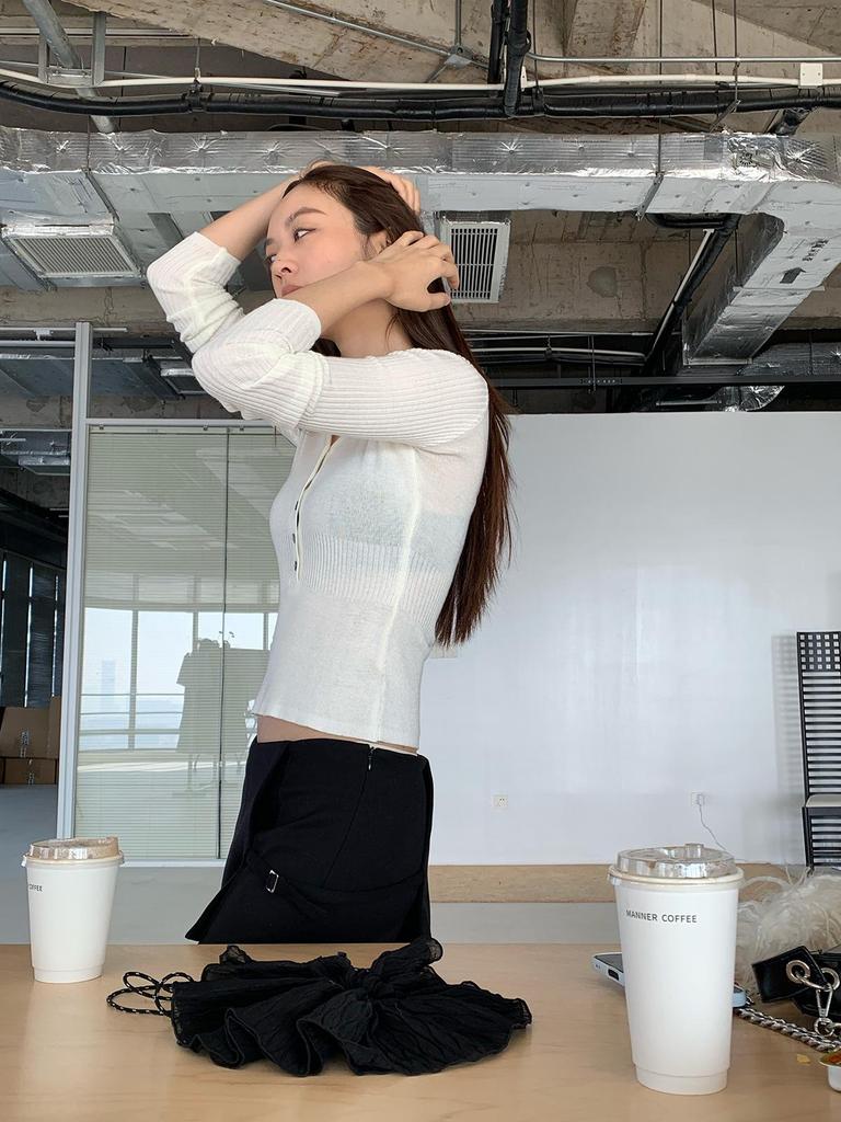 Dorothy Clothing Korean Spring V-Neck Long Sleeve Knit Top for Women