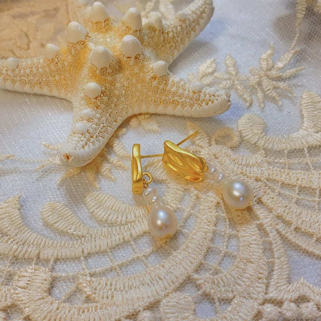 Natural freshwater pearl stud earrings, strong light rice grains, French retro matte pleated earrings, elegant and simple 925 silver needles.