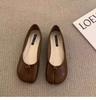 Scarpe da donna a punta divisa a zoccolo di maiale Doudou a fondo piatto scarpe primaverili e autunnali scarpe a barchetta con punta divisa per pollice zoccoli di maiale scarpe da donna rosse