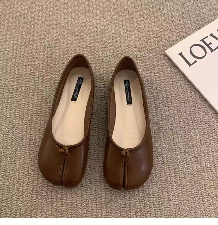 

Flat-bottomed Doudou pig s foot single shoes women s shoes spring and autumn horseshoe split-toed thumb pig s trotters boat shoes red ladyshoes 40 темно-коричневого