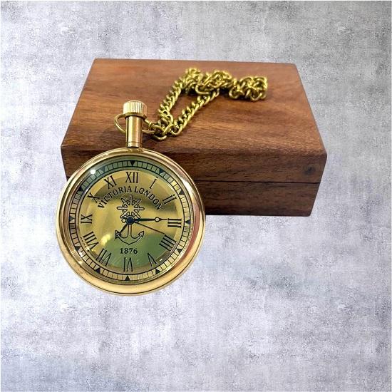 Mosiężny zegarek kieszonkowy z drewnianym pudełkiem Zegar z cyframi rzymskimi Klasyczny zegarek na łańcuszku Prezent Retro Kieszonkowy zegarek Kolekcjonerski Dekoracja biurka