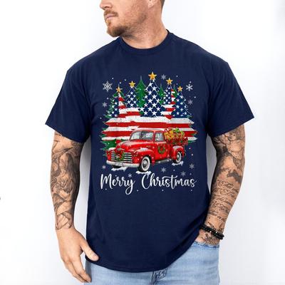 Vrolijk Kerstfeest Vintage Rode Truck Amerikaanse Vlag Boom Unisex T-shirt