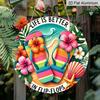 2D flache dekorative Aluminiumschilder und Plaketten zum Thema „Das Leben ist besser in Flip-Flops“ in verschiedenen Größen. Tropischer Strand Flip-Flop Hibiskus