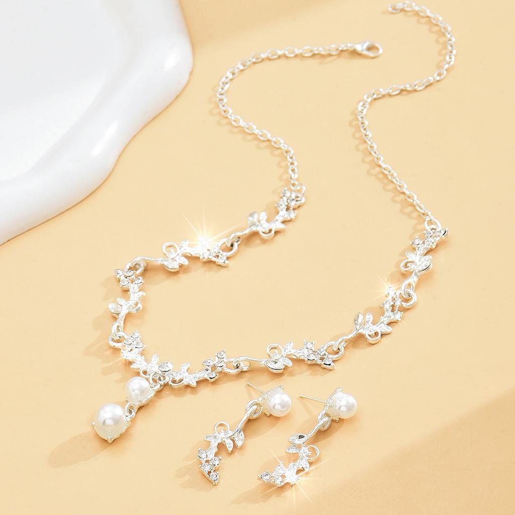 3 Pieces of Women's Trendy Leaf Pearl Earrings with Necklace Jewelry Set for Weddings, Banquets, Parties, and Holiday Gifts