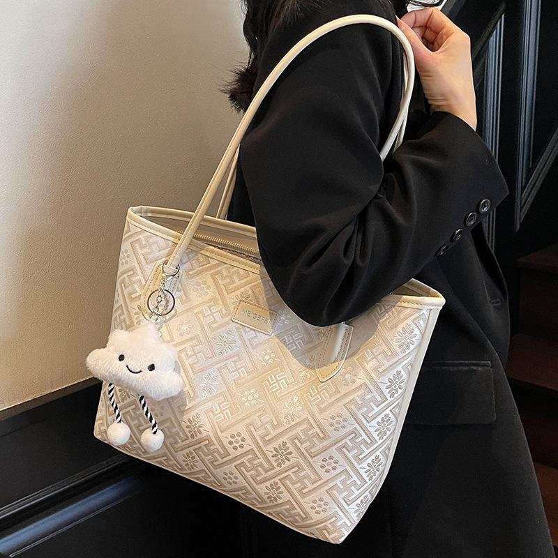 New fashionable large-capacity portable tote bag women's new sweet and exquisite commuter shoulder armpit bag