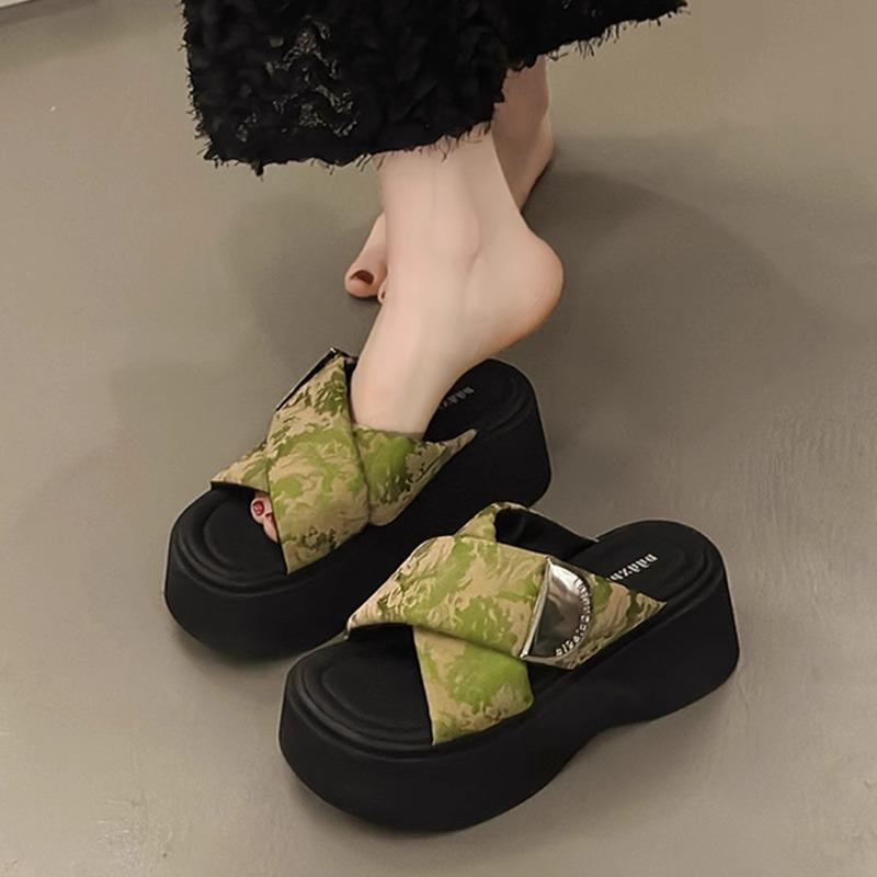 Women's summer wear thick-soled and cool slippers for stepping on shit 2025 new small muffin soft-soled heightening sandals ins tide