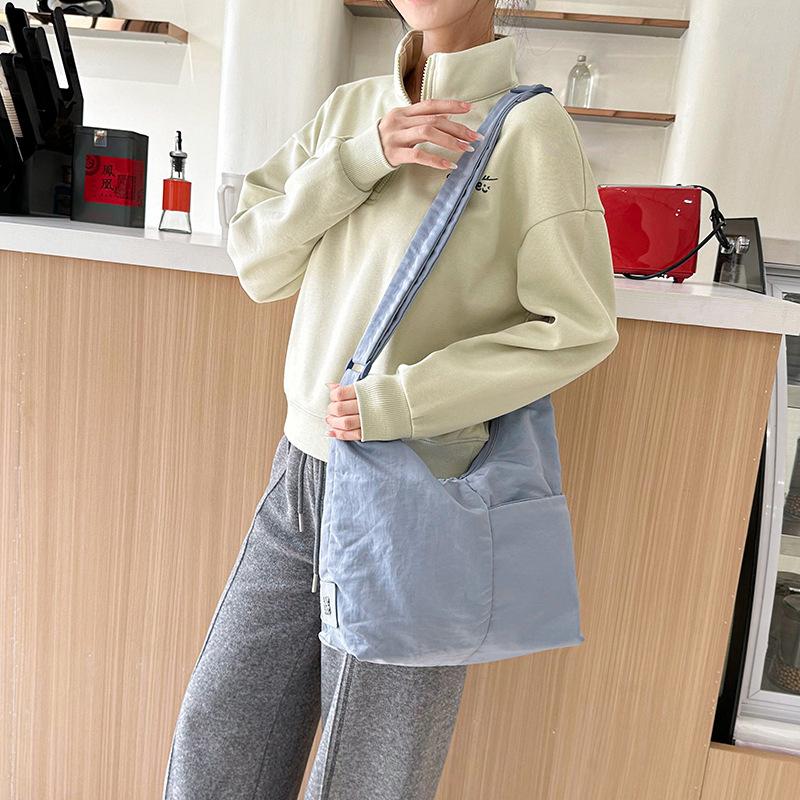 New 2025 spring niche design large capacity shoulder bag fashion messenger bag commuter large capacity tote bag