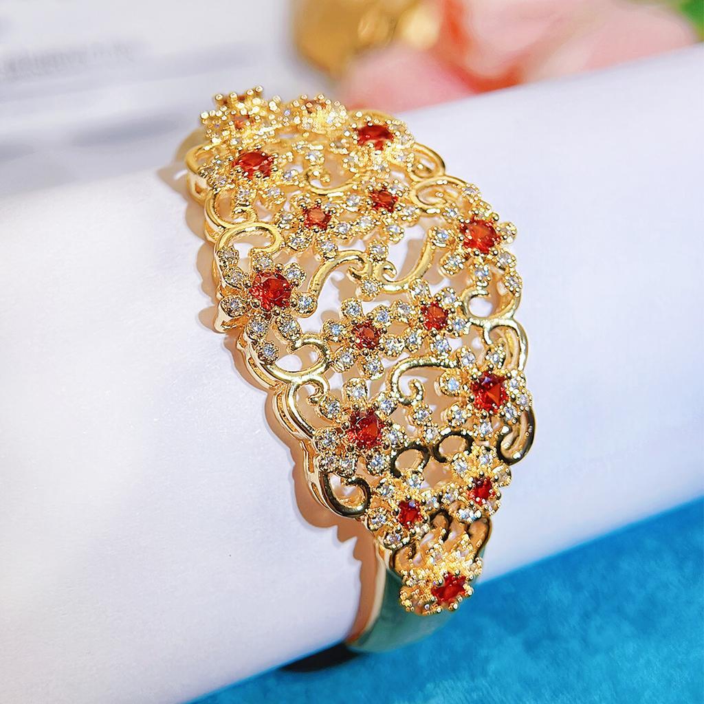 2026 European and American Retro Engraved Lace Emerald Design Bracelet Light Luxury High-end Wedding Bracelet Stacked