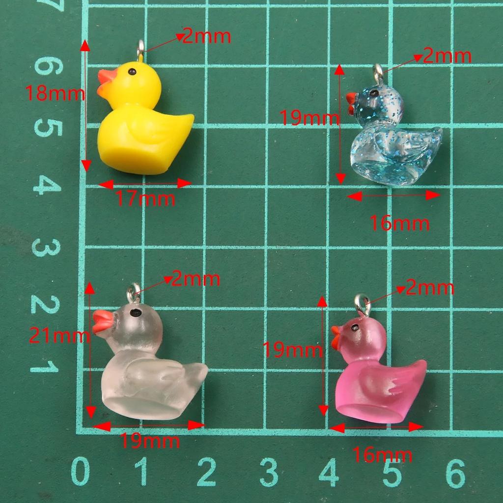 XP 5 Stück Mix Süße Ente Harz Ohrring Anhänger DIY Zubehör Kawaii 3D Handy Schlüsselanhänger Armbänder Anhänger Für Schmuckherstellung Perlen