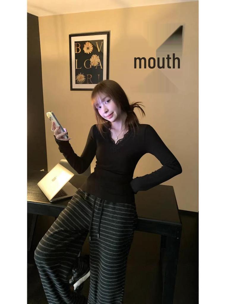 Women's V-Neck Lace White Long-Sleeve Slimming Layer Top (2026 Autumn/Winter)