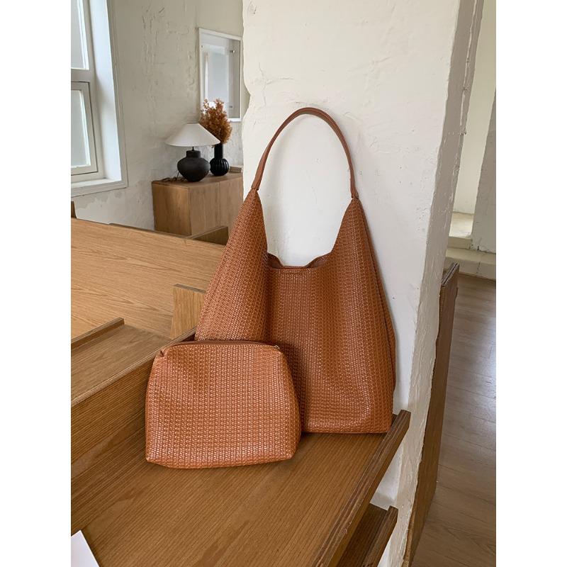 

Large-capacity bag women s autumn and winter new simple casual soft leather shoulder armpit bag retro commuter mother and child bag