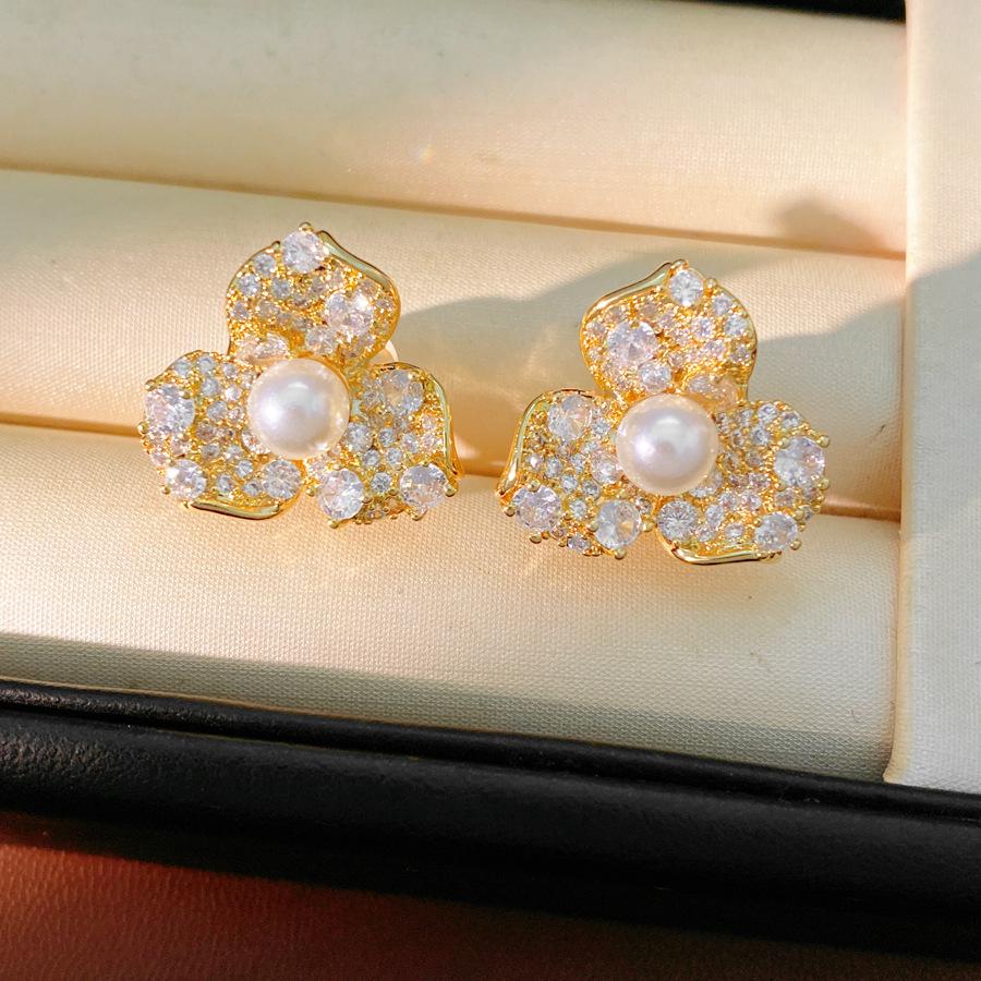 18k Gold Plated Zirconia Pearl Flower Ear Clip – Elegant and Fashionable Women s Earring.