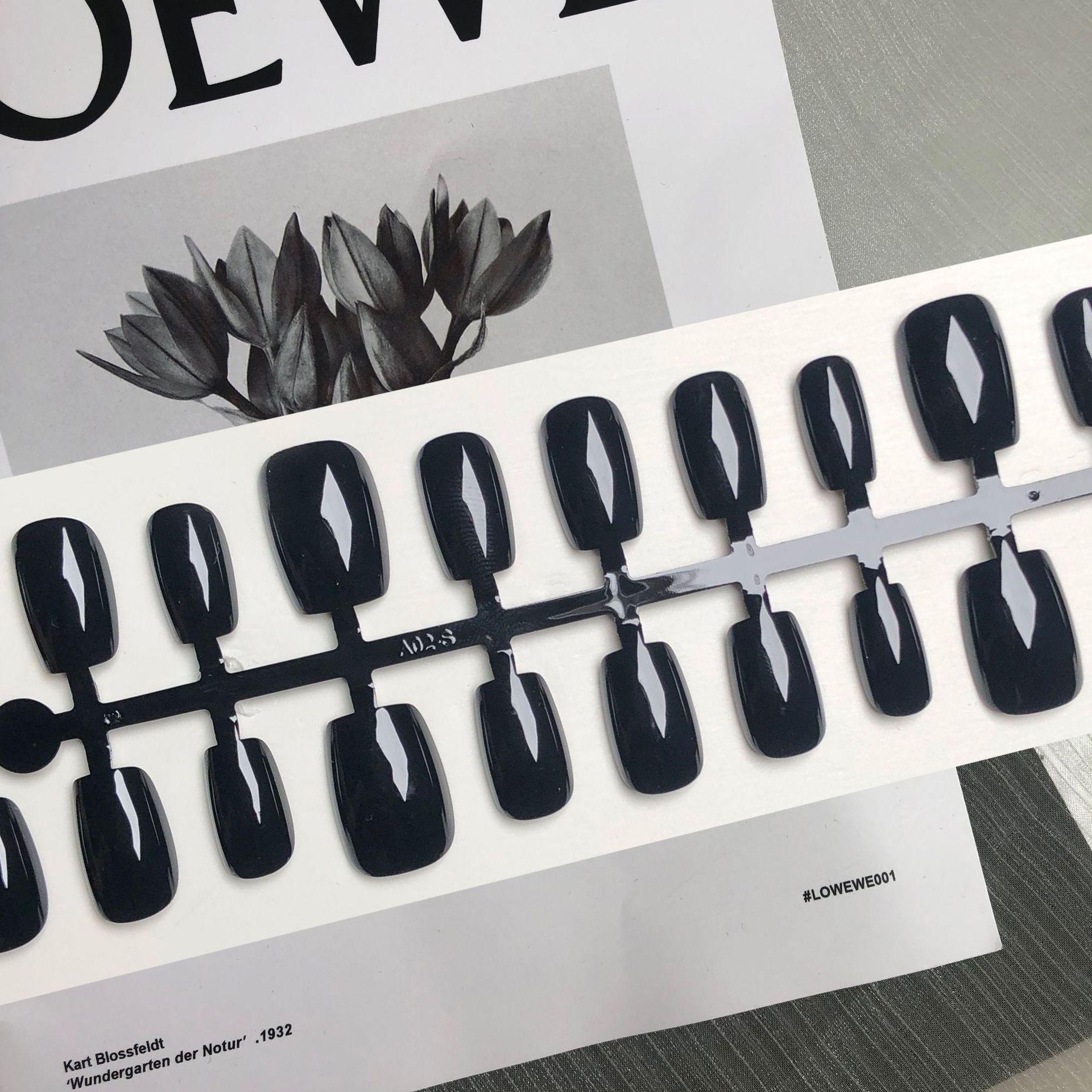 

Solid Color Press-On Nail Tips: Black, Nude, Red, Green - Whitening Versatile Nail Art Patches, 30 Pieces