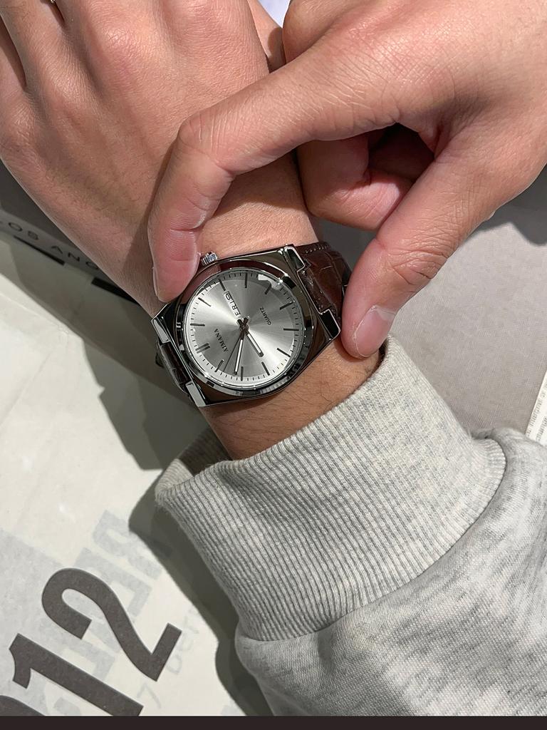 Unisex Leather Band Watch Classic Style Wristwatch for Men And Women