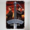 Placa de Metal Promocional do Filme Endgame - Pôster Vintage Épico de Skyline de Cidade ao Pôr do Sol com Espada Ornamentada e Dois Homens para Bar Doméstico Clube