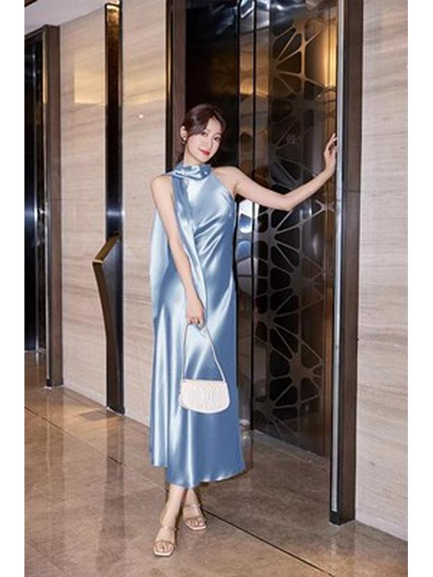 Elegantes französisches Acetatsilber-Neckholder-Abendkleid: High-End Society-Schmal geschnittenes Kleid