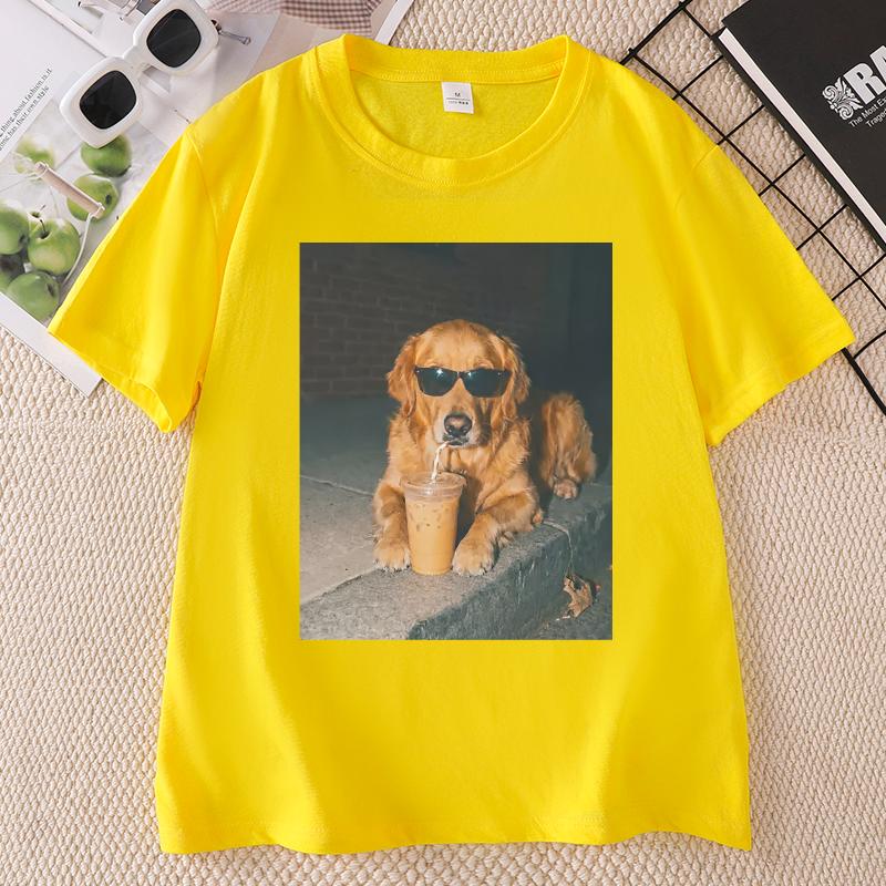 Golden Retriever trinkt Eiskaffee T-Shirt Doaphic Tee Lustiger Hundemama Trendiges Haustier T-Shirt Unisex Kleidung