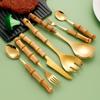 Edelstahl-Besteckset mit Bambusgriff: Dessertgabel, Steakmesser, Salatlöffel, Teelöffel.