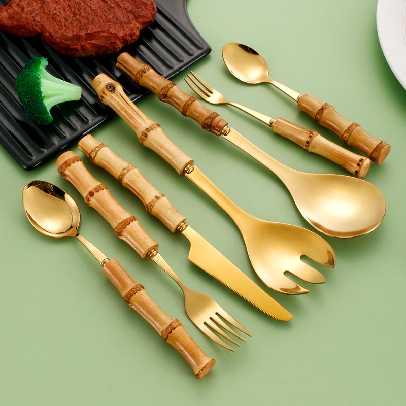 Edelstahl-Besteckset mit Bambusgriff: Dessertgabel, Steakmesser, Salatlöffel, Teelöffel.