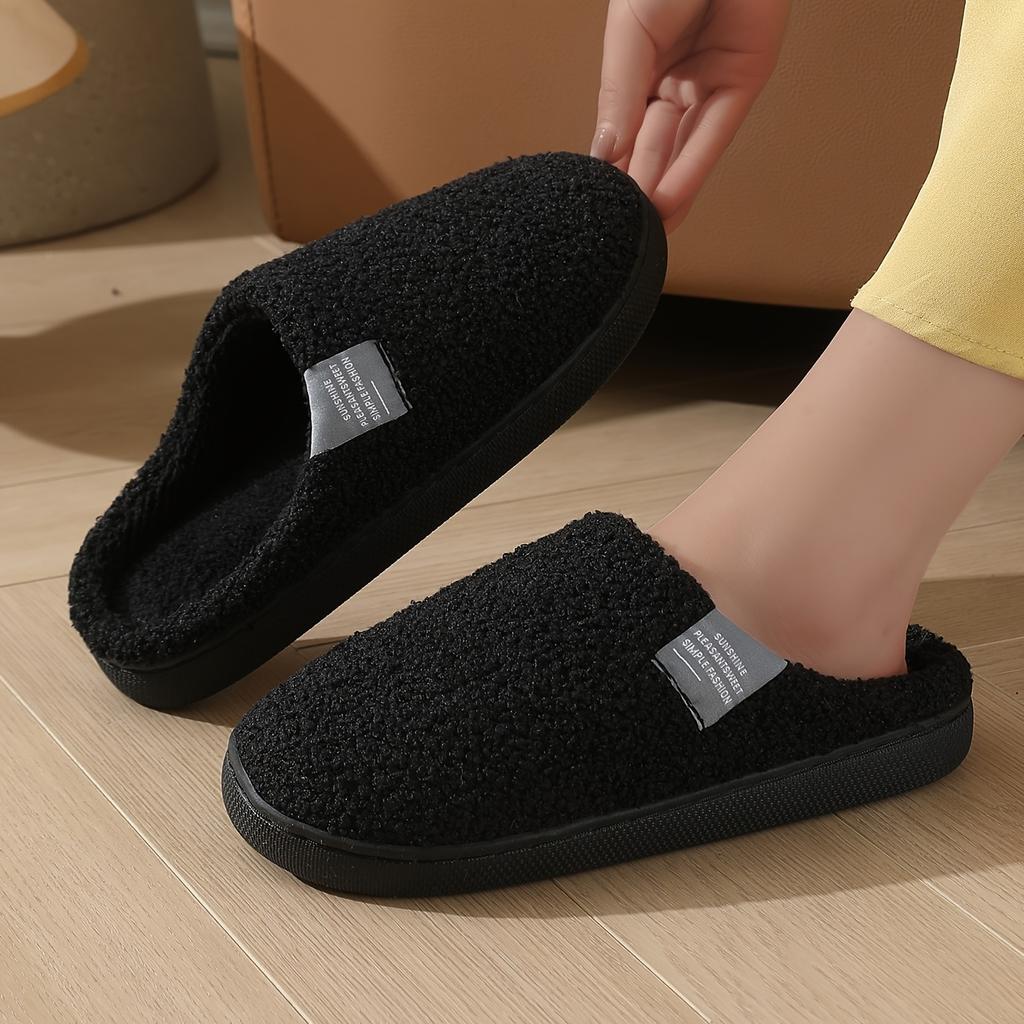 Schwarze flauschige Slipper - Stilvoll, bequem, rutschfest, flach mit Obermaterial aus weichem Stoff und TPR-Sohle, Tragen, Ganzjahresslipper|Gemütliche Slipper