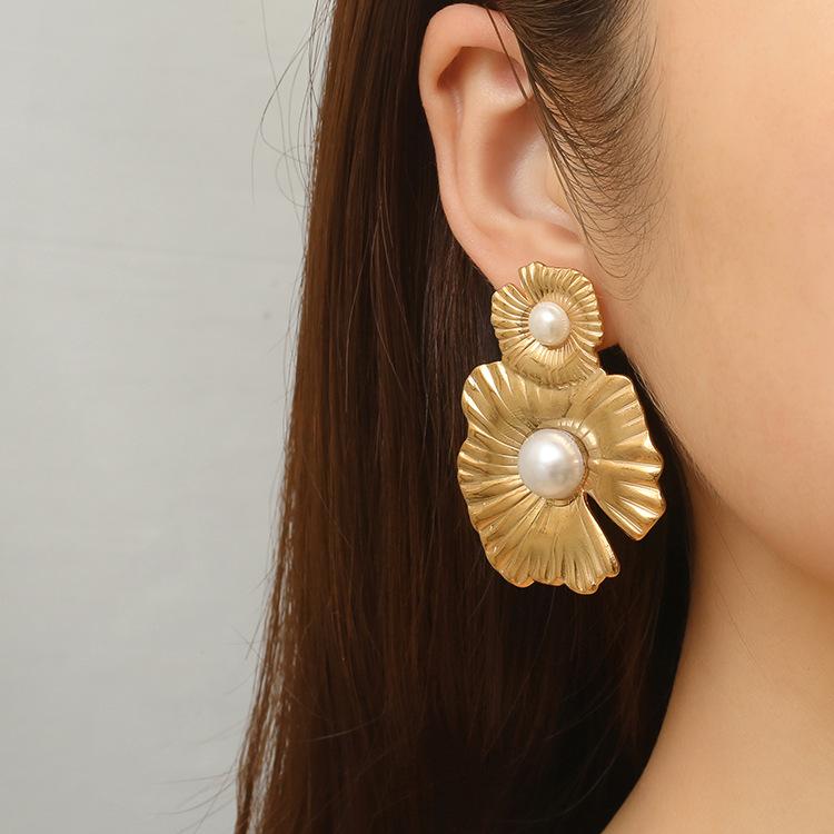 Premium Inlaid Pearl Stainless Steel Earrings Women's Trend 18K Floral Shape Earrings