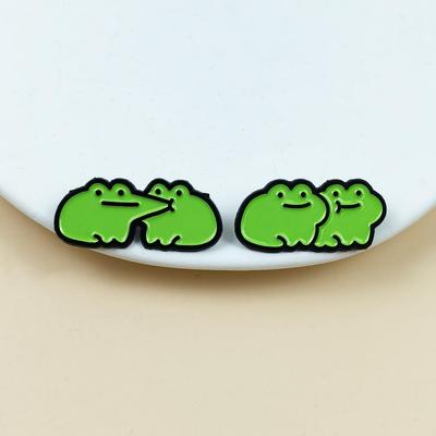 Brož se zelenými žábami - Hravý doplněk s malým zvířátkem na oblečení a batohy