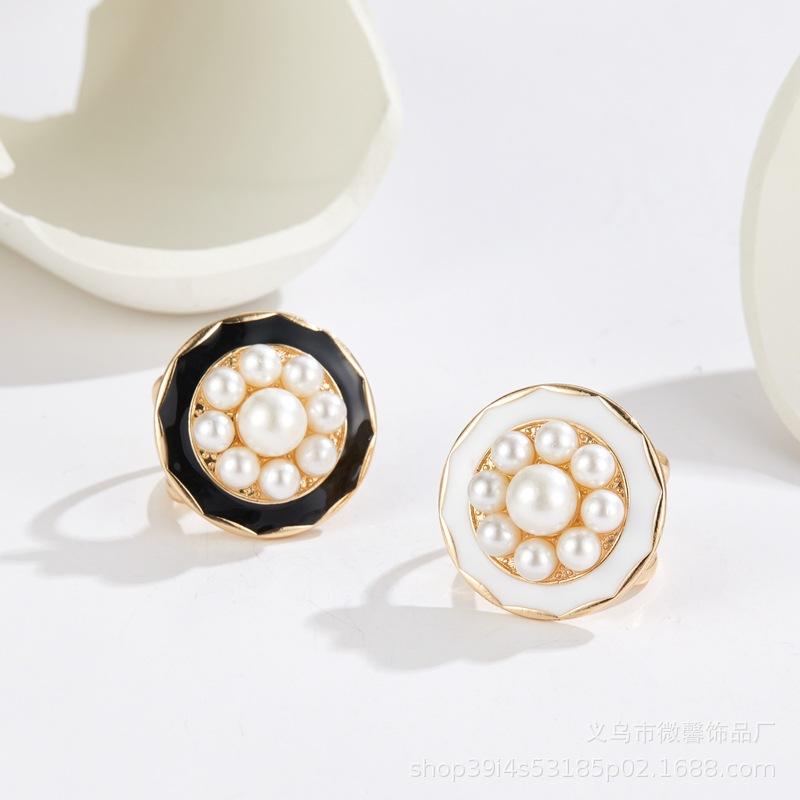 Disc Series Opal Silk Scarf Buckle Black and White Diamond Pearl Ring Classic Fashion Versatile Diamond Set Design
