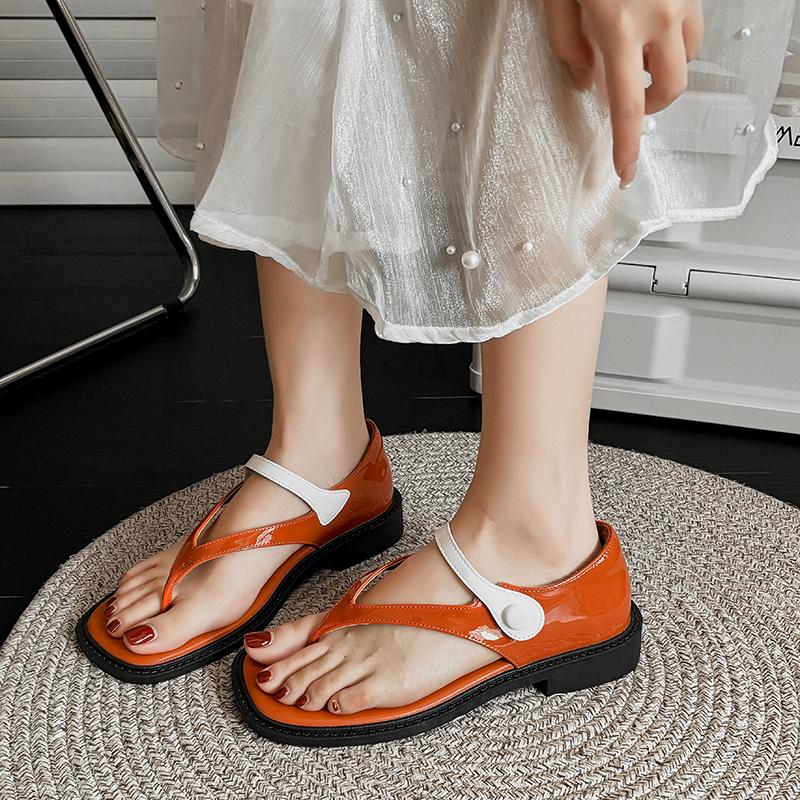Fashion New Summer Flat Sandals for Woman Fashion Metal Decoration Ladies Footwear Breathable Cross Strap Casual Clip Toe Beach Shoes