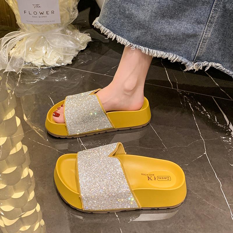 Hongkong Plattform-Slipper Damen Sommerbekleidung auf Scheiße treten 2025 schöne höhenverlängernde Strasssteine Mode Ein-Wort Strandschuhe