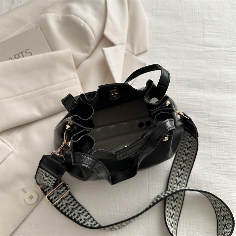 Retro premium bucket bag women's large-capacity new portable commuter versatile single shoulder oblique span bag