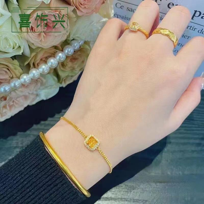 Small Candy Cube Bracelet for Women with Small Yellow Crystal Bread Clavicle Chain Light Luxury Niche Design