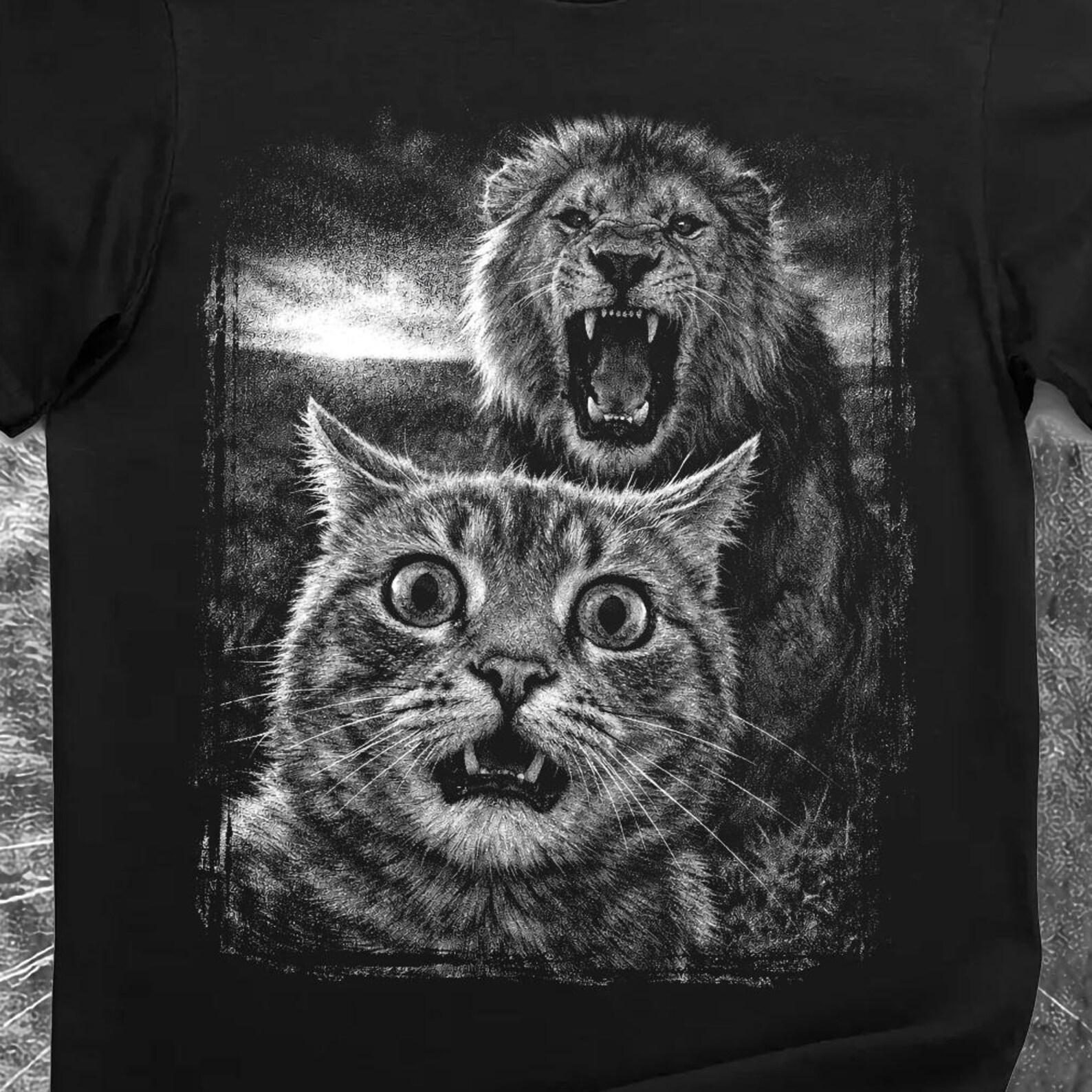 Wrong Place Wrong Time – Lion & Cat Funny Meme T-Shirt 2XL