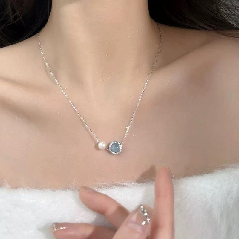 Elegant Metal Heart Clavicle Necklace for Women - Light Luxury Design