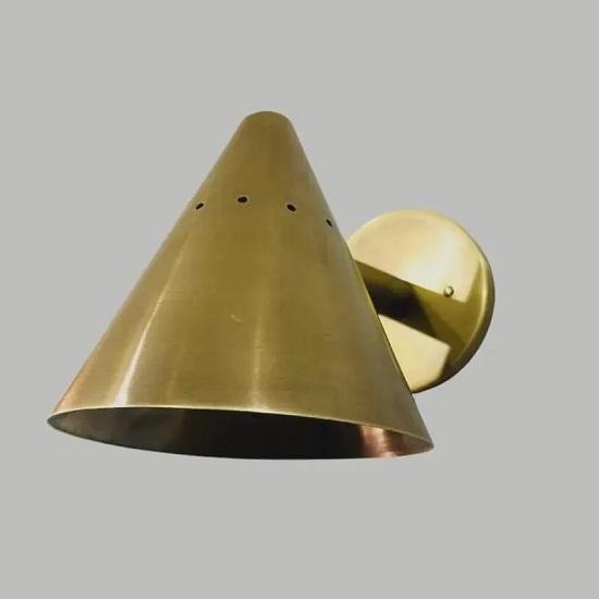 Håndlaget konisk vegglampe i messing Midt-århundre moderne rå messing industriell vegglampearmatur