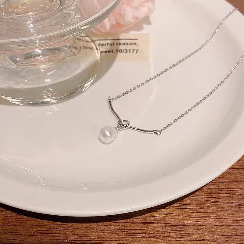 S925 Sterling Silver Freshwater Pearl Knot Necklace for Women - High-End, Versatile Clavicle Chain with Niche Design.