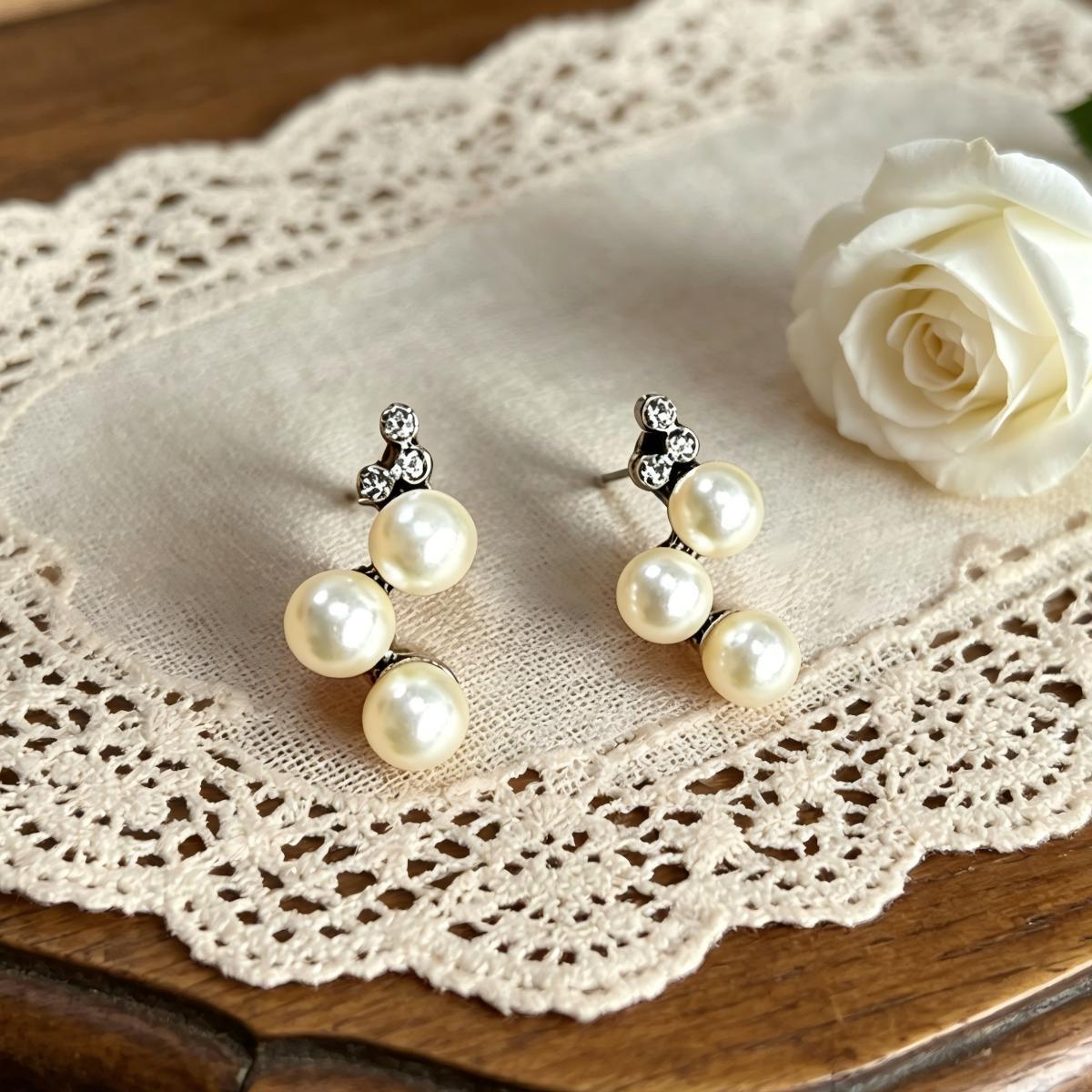Retro Butterfly Blue Gemstone Stud Earrings for Women - Elegant, Fashionable, Versatile, High-End Accessories
